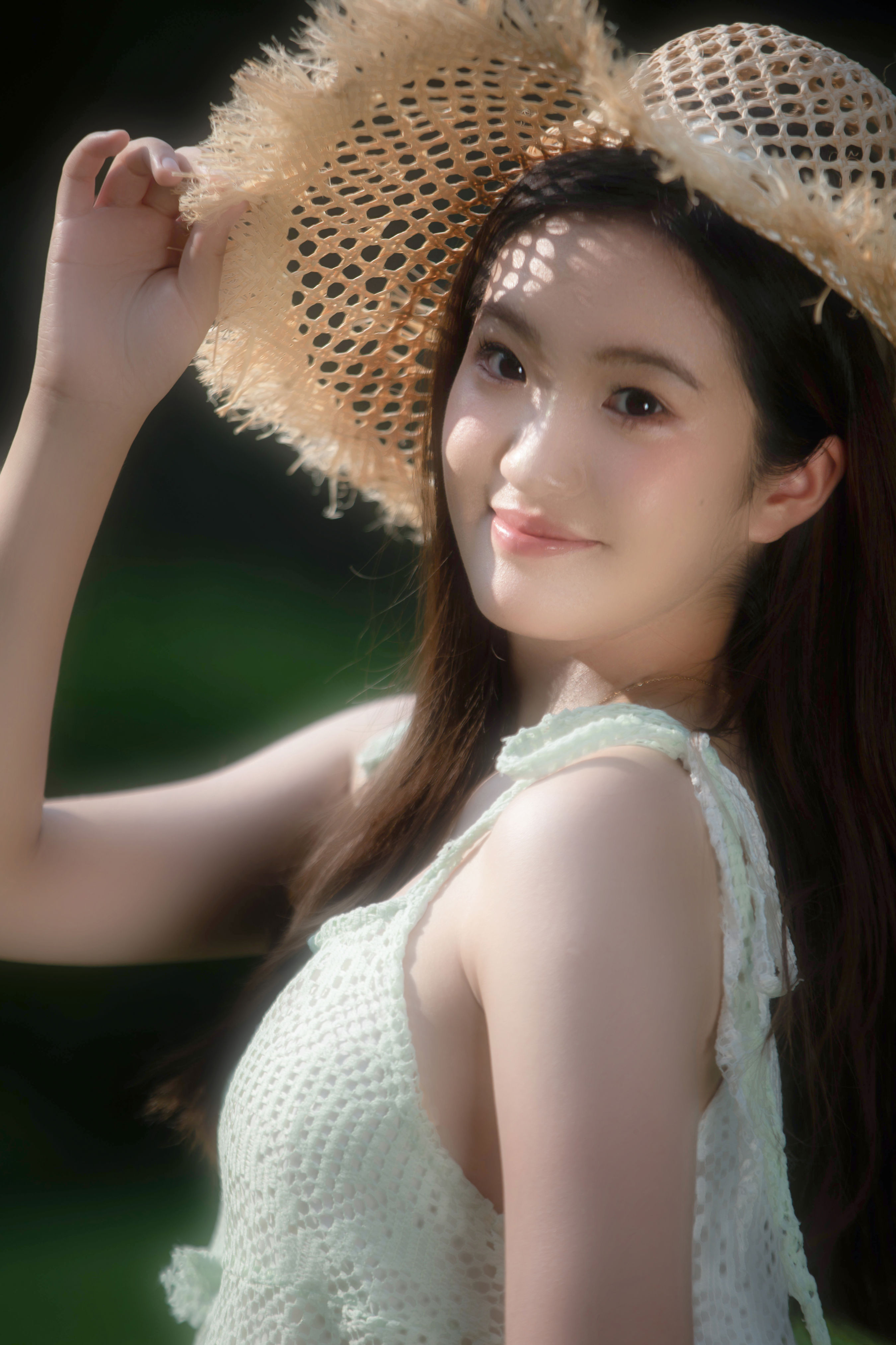 草地上的少女