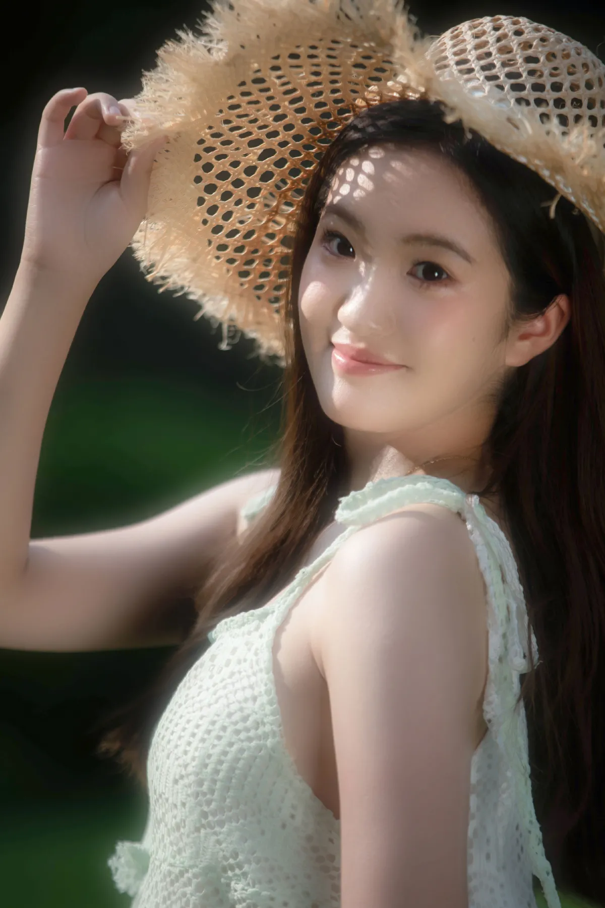 草地上的少女
