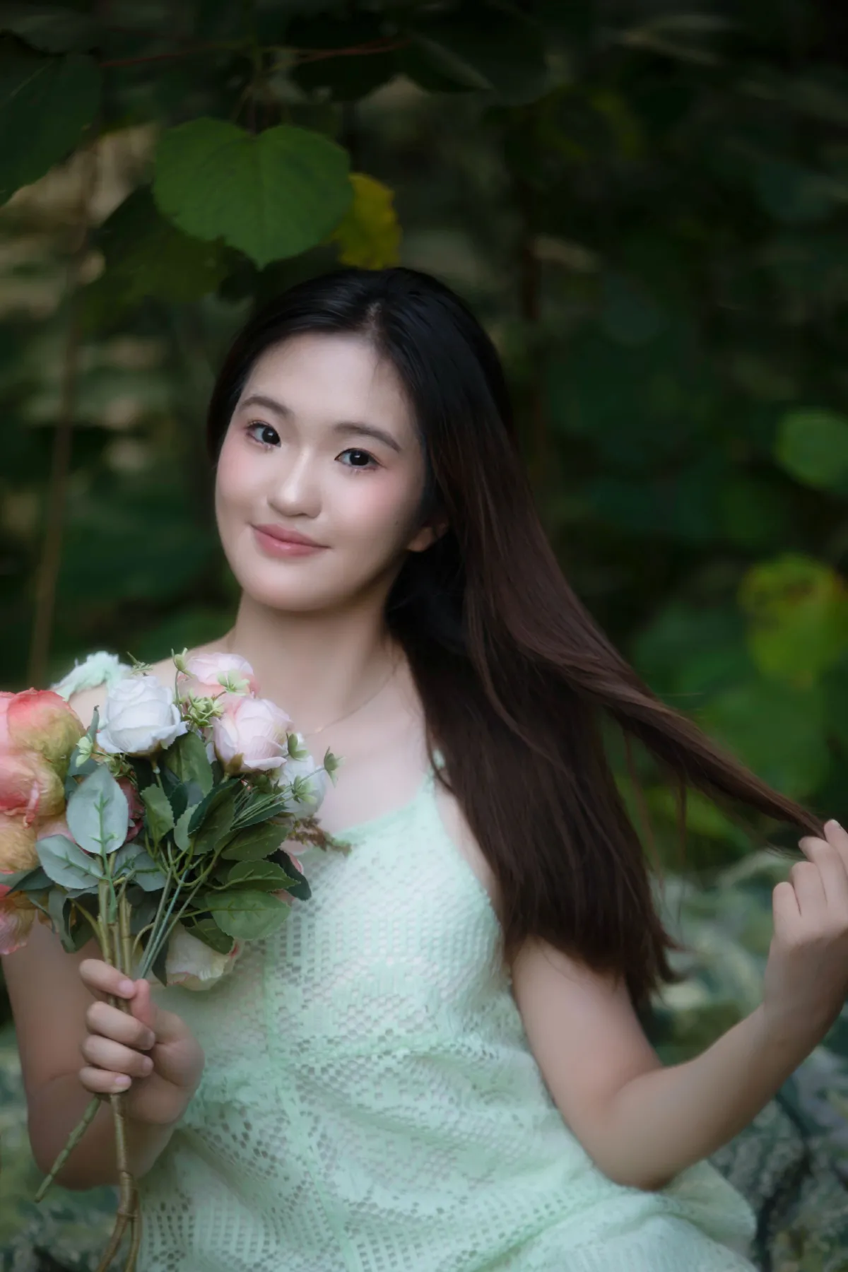 草地上的少女