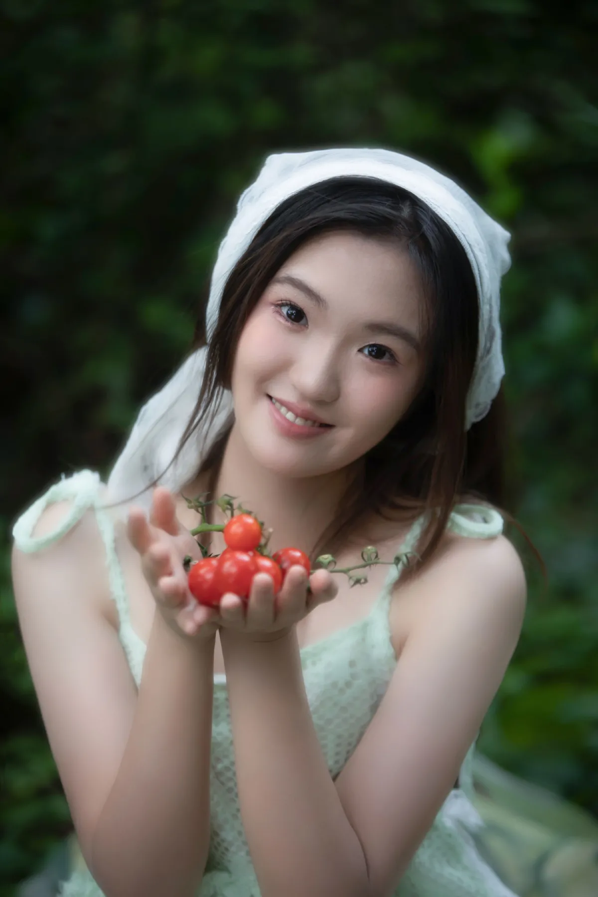 草地上的少女