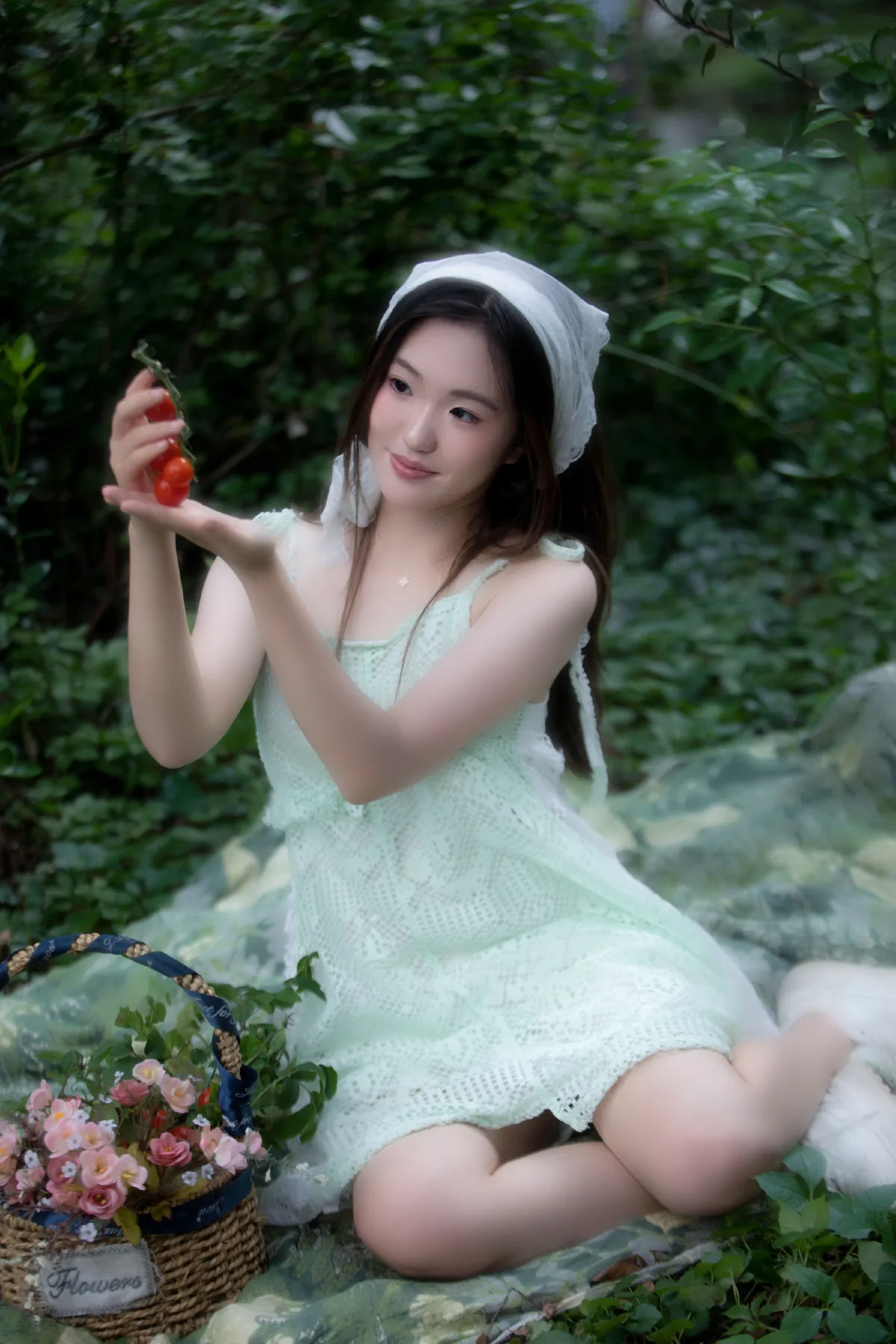 草地上的少女