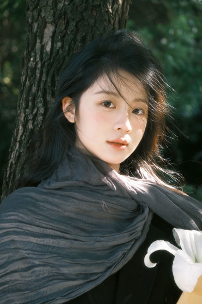 她有种近乎神性的美