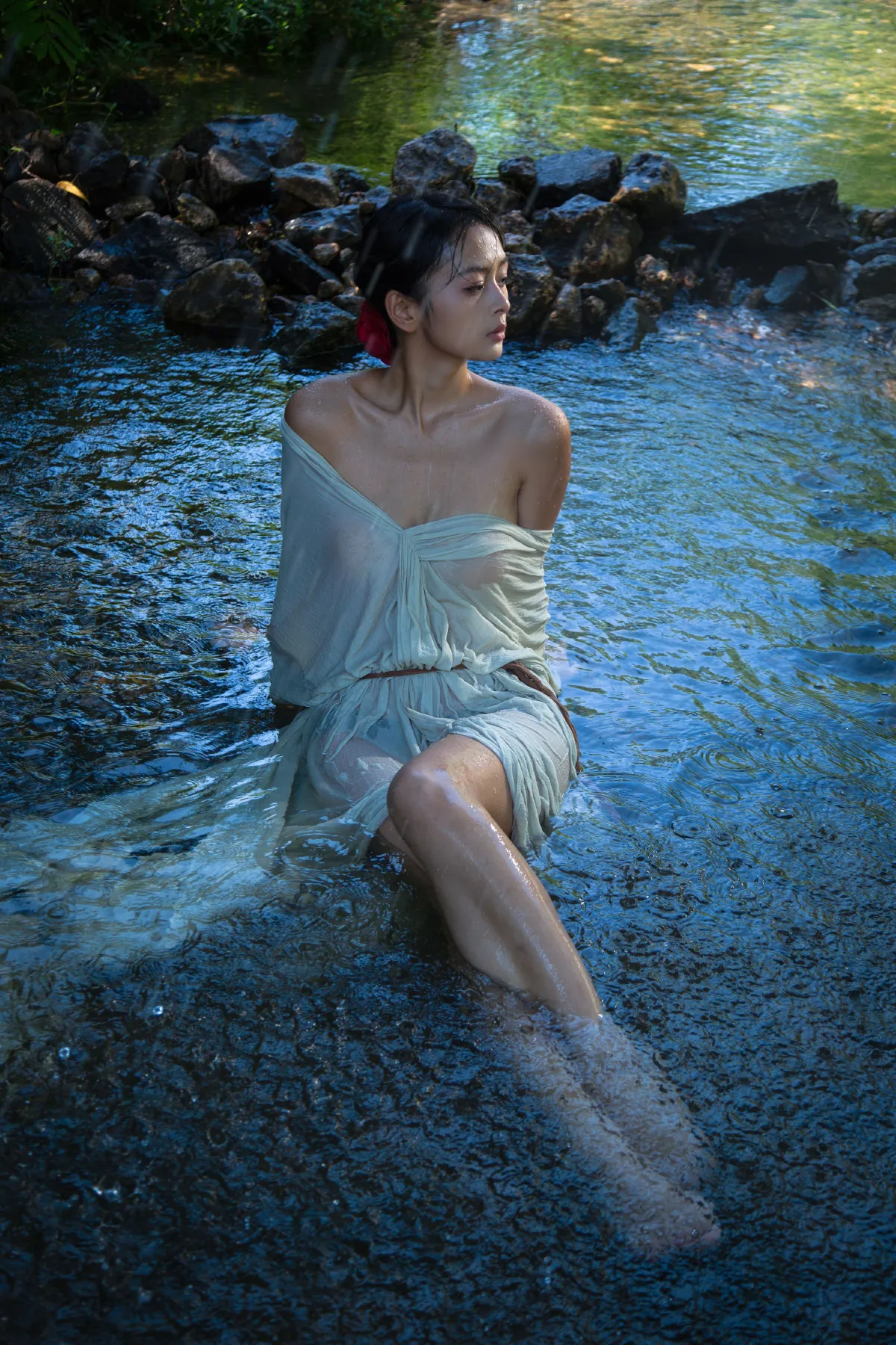 溪水边的女孩