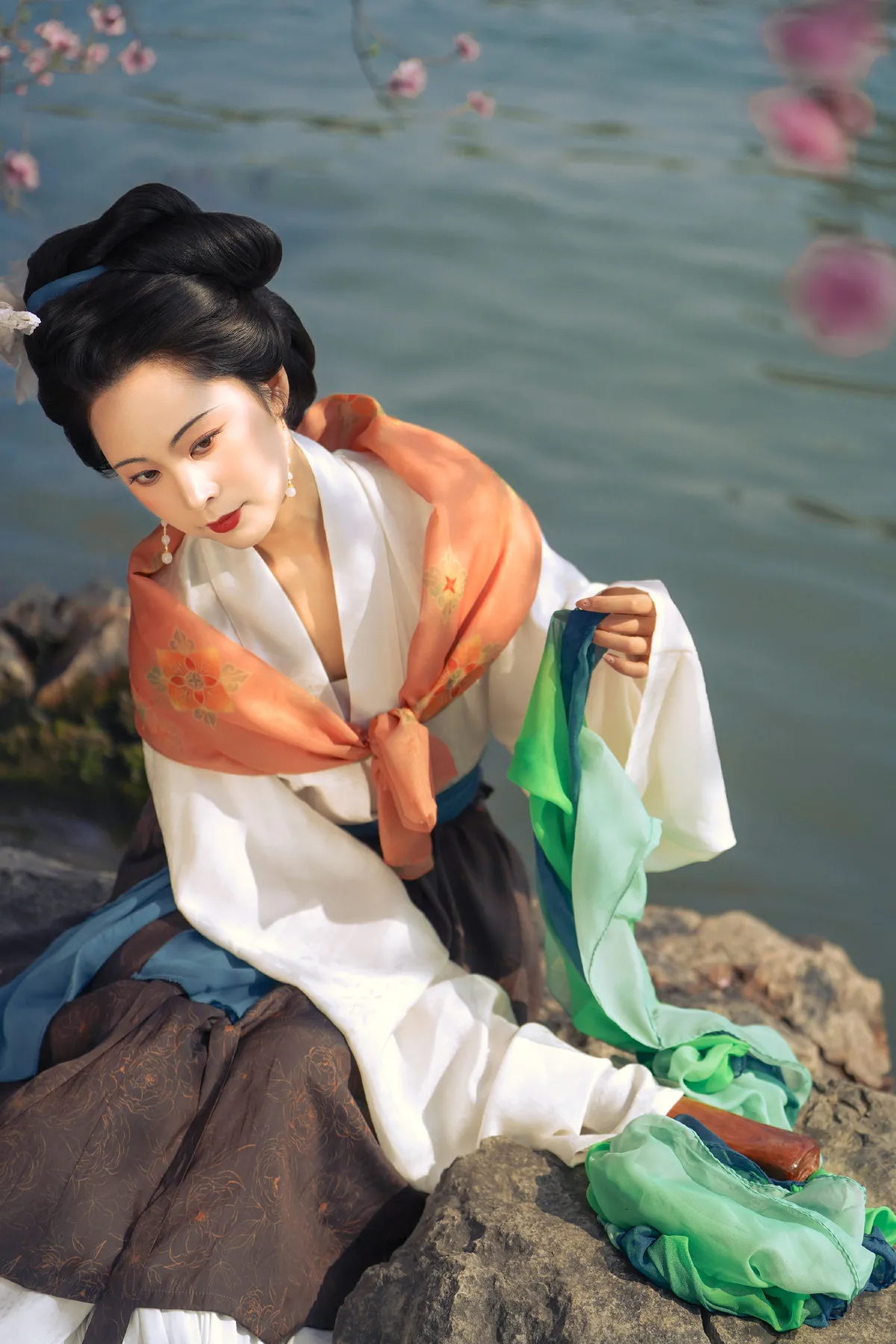 浣纱弄碧影，自与清波闲