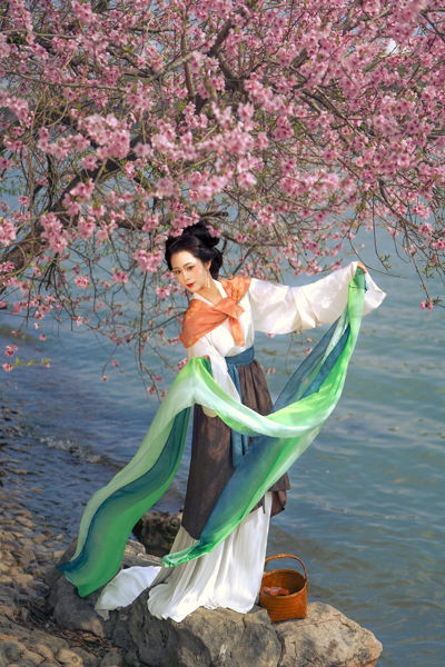 浣纱弄碧影，自与清波闲