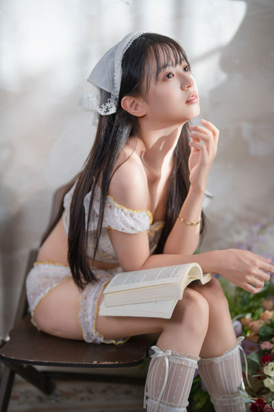 春日私语：蕾丝与光斑的温柔叙事