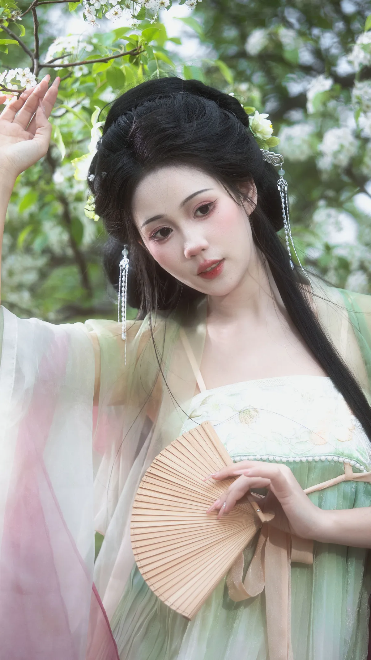 海棠未雨， 梨花先雪  