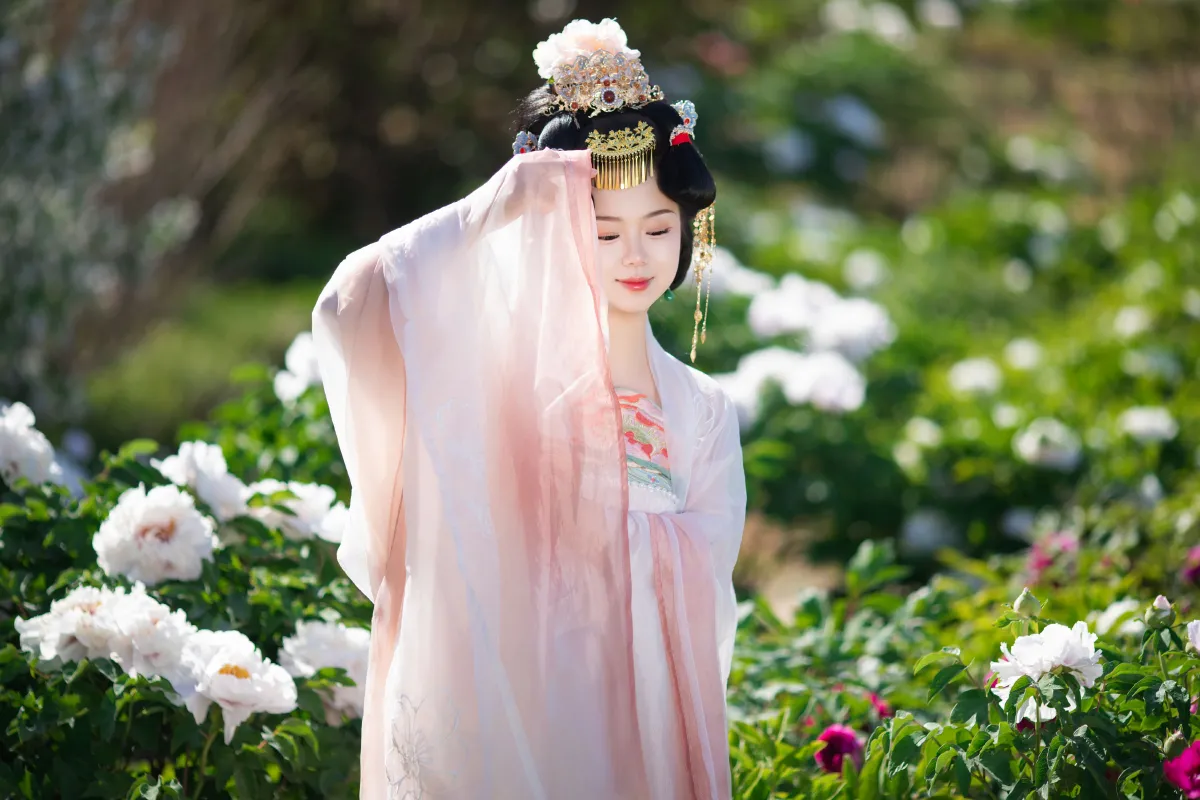 花宴唐韵：盛世红颜的花间行