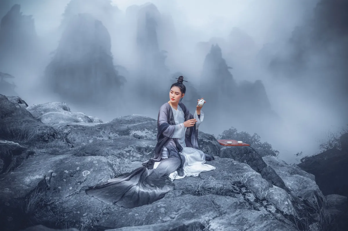 水清酿酒，墨浅弄云