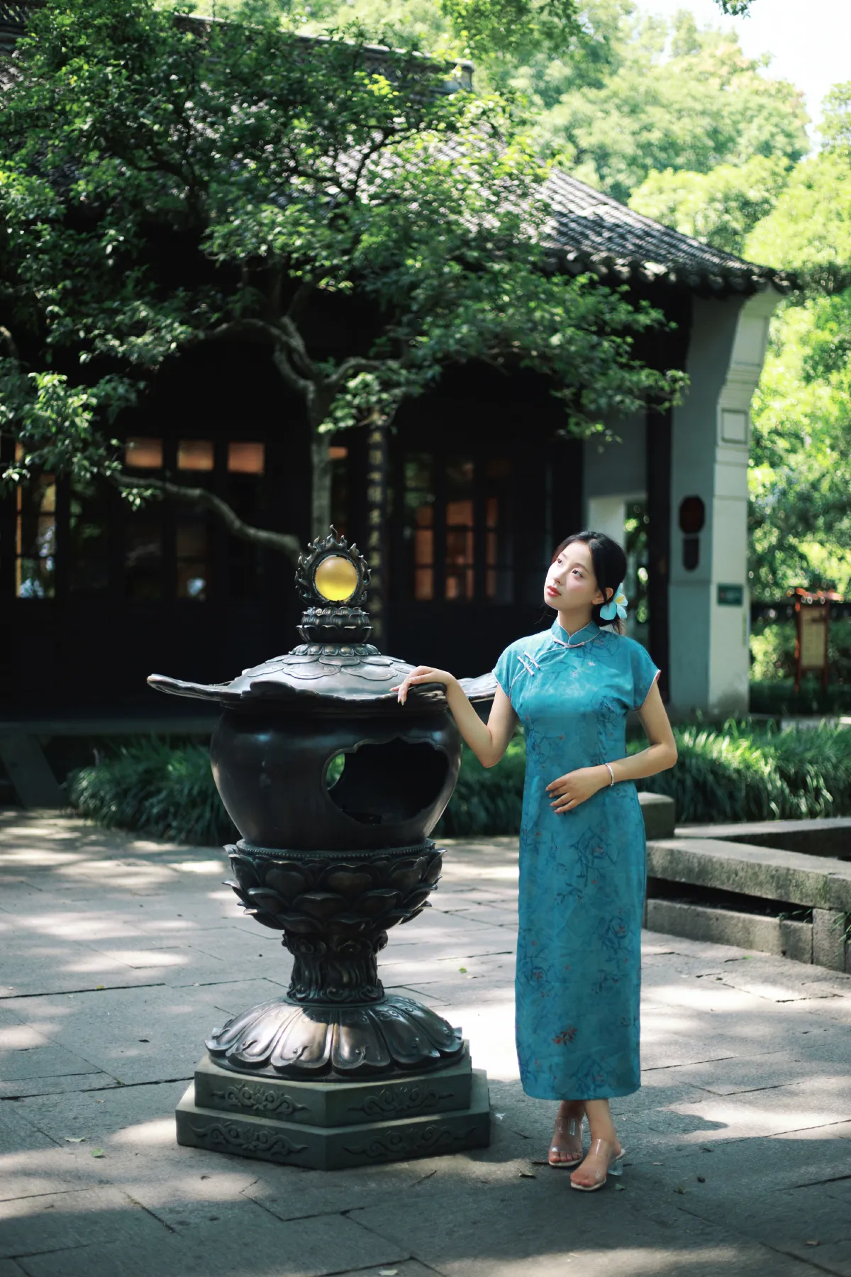 六和塔下的旗袍绿色