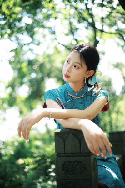 六和塔下的旗袍绿色