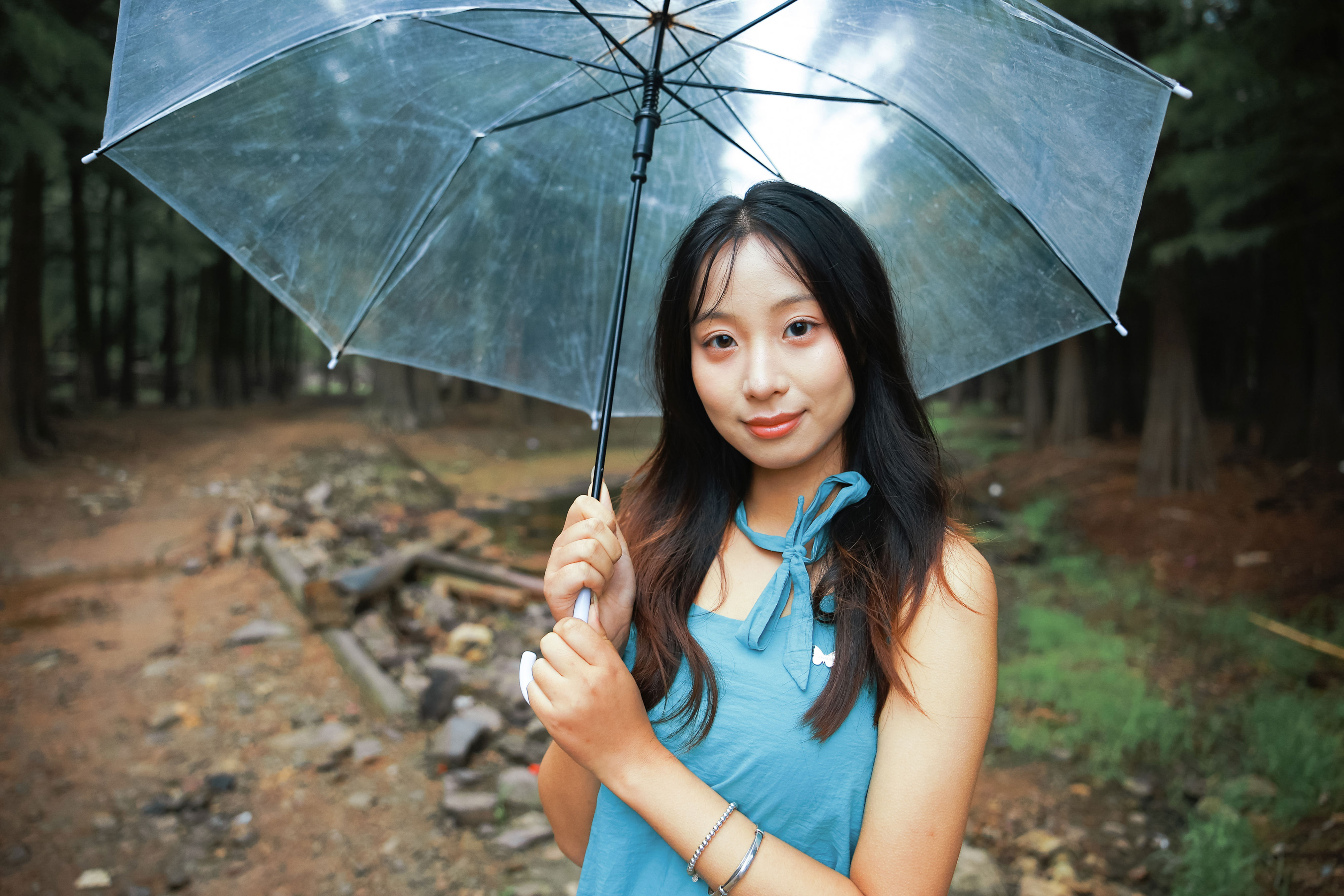 在潮湿的暴雨中