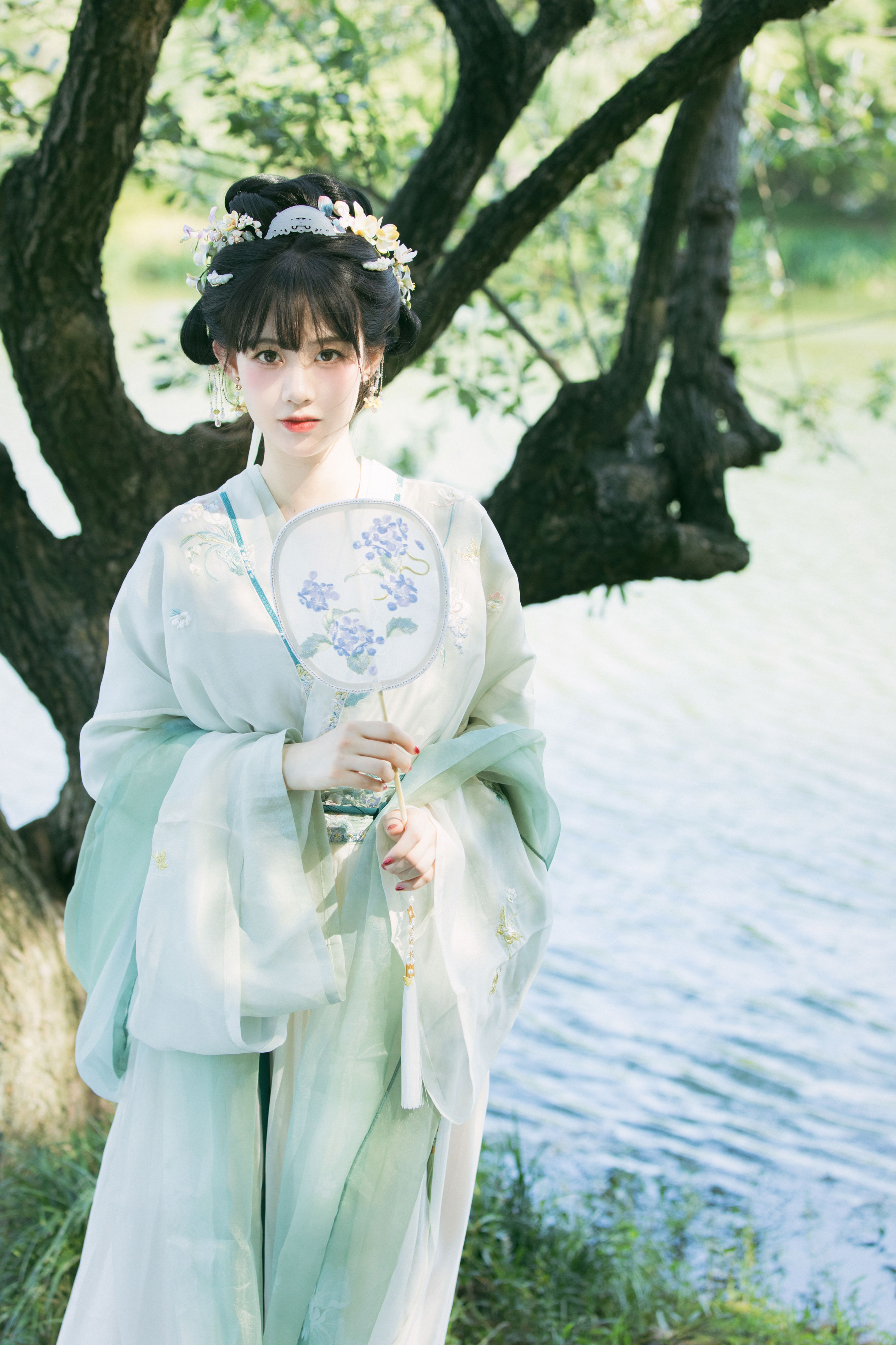 夏早日初长，南风草木香