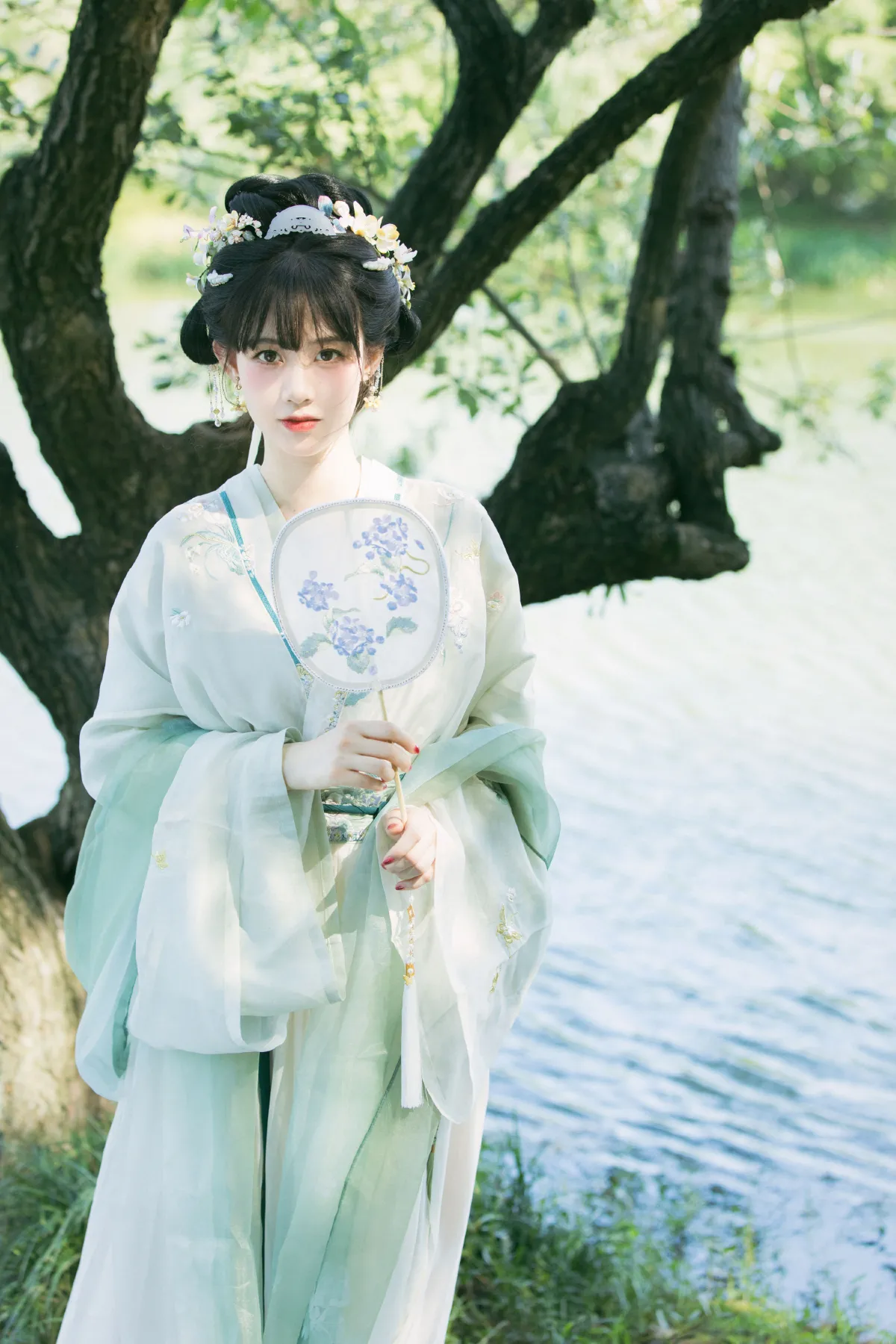夏早日初长，南风草木香