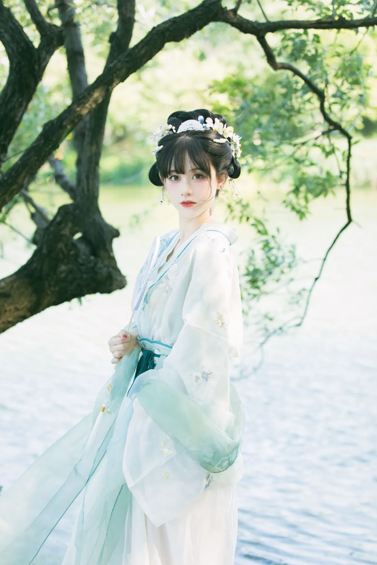 夏早日初长，南风草木香