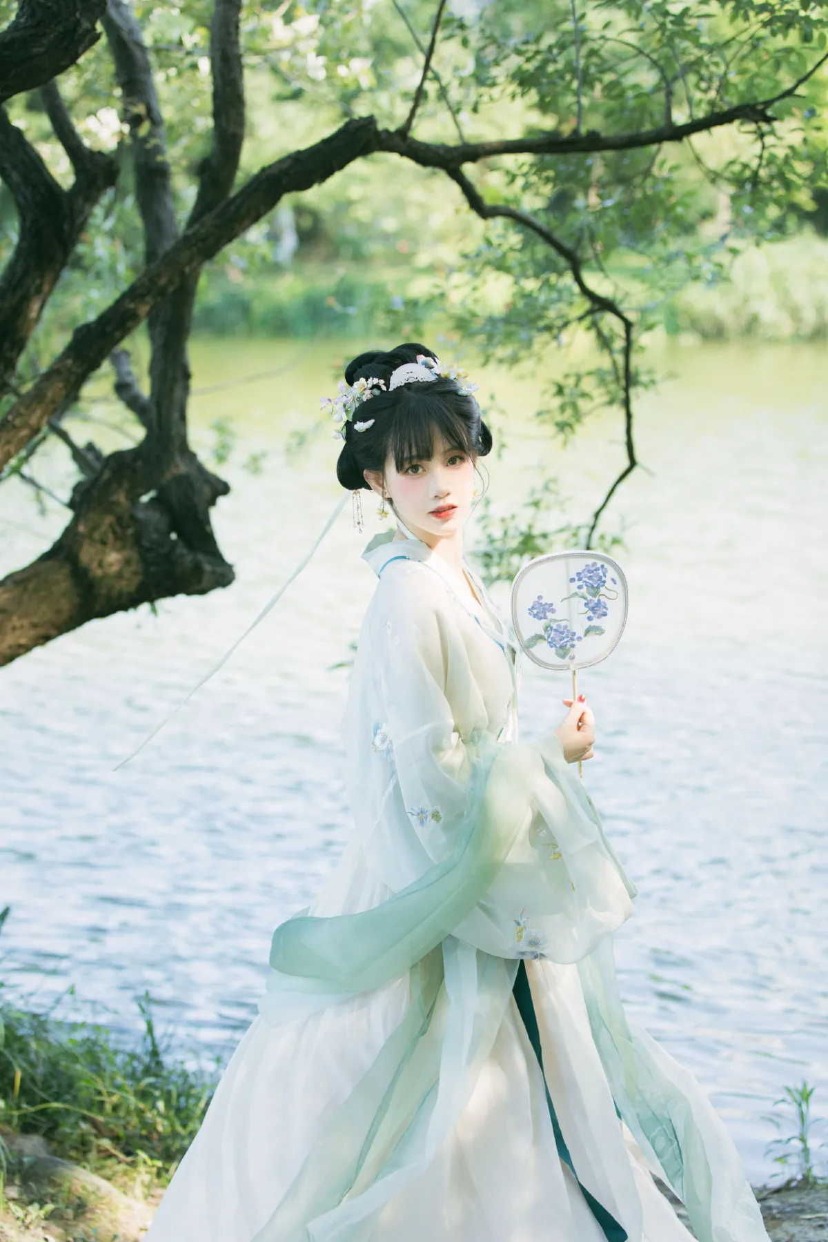 夏早日初长，南风草木香