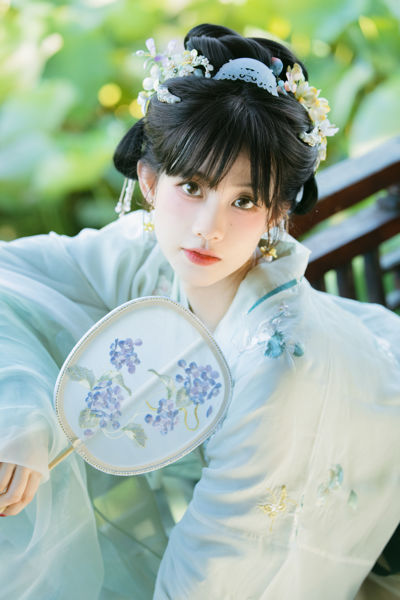 夏早日初长，南风草木香