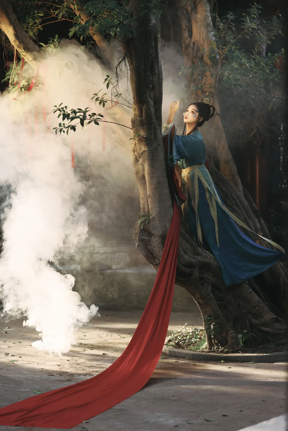 云霄不可望 空欲仰神女
