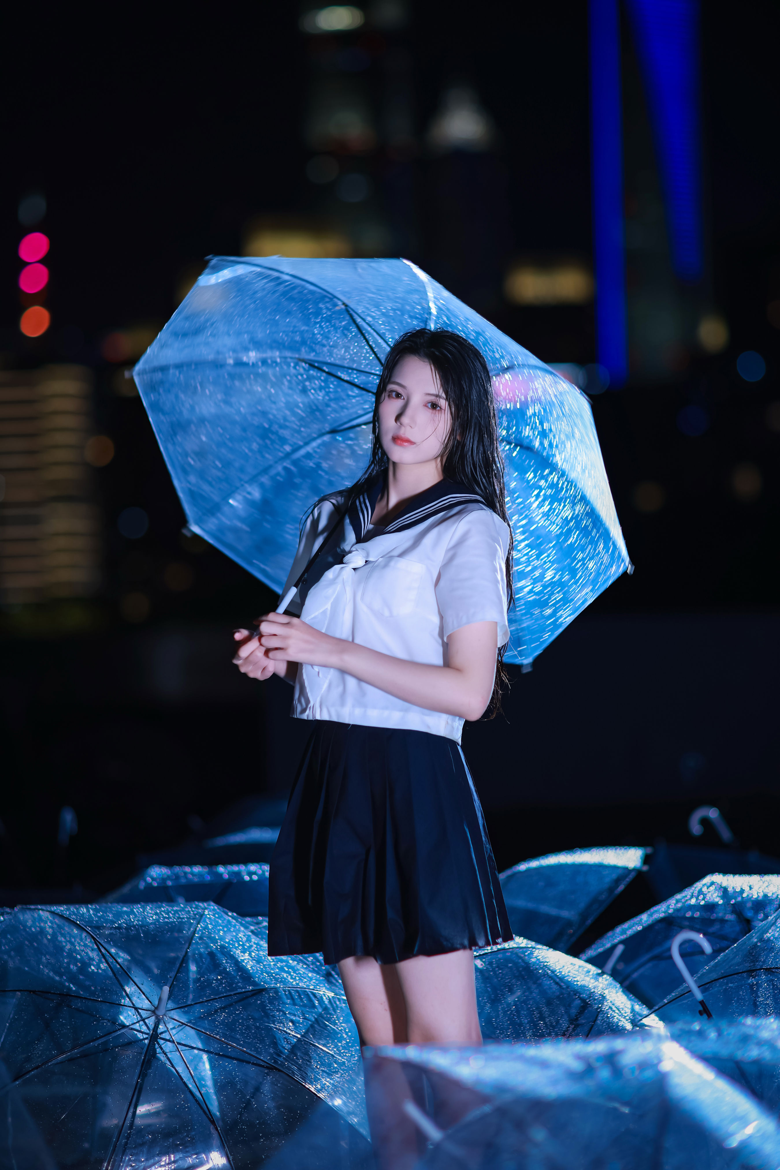 雨落时，心跳是伞面的碎光 
