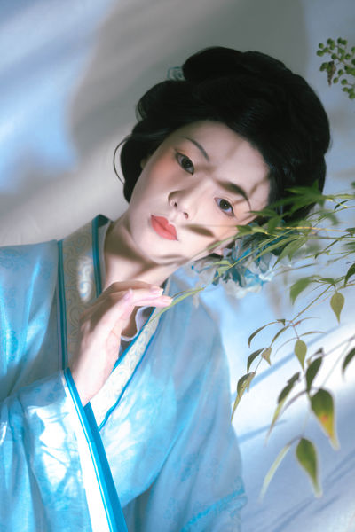 月白衣裳白玉人