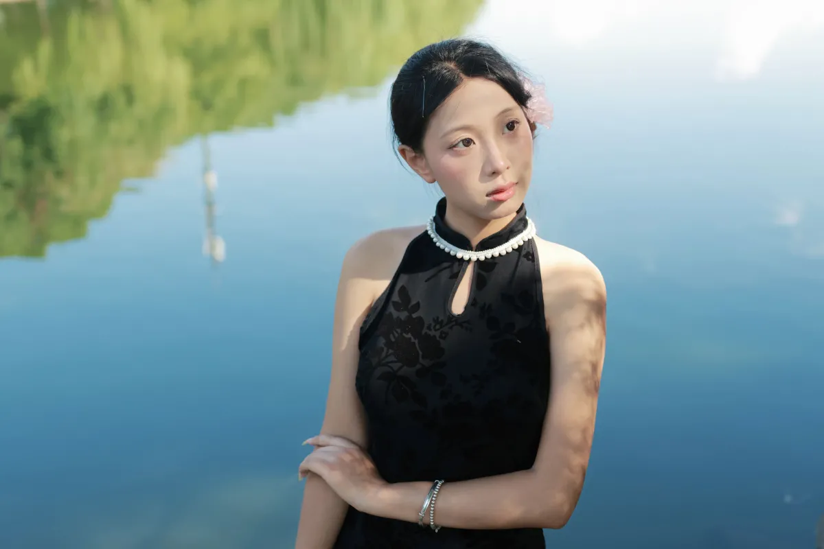 湖边旗袍