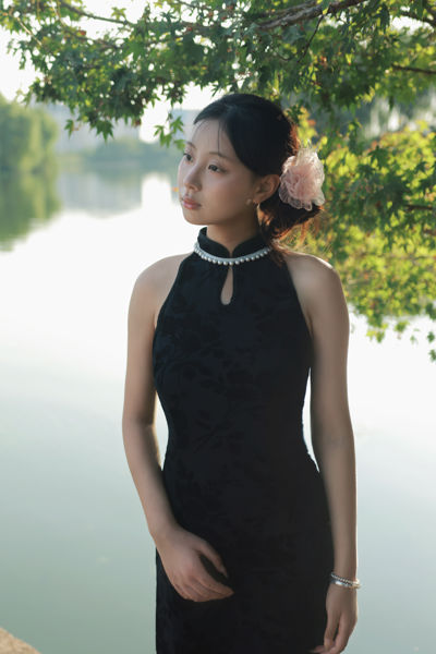 湖边旗袍
