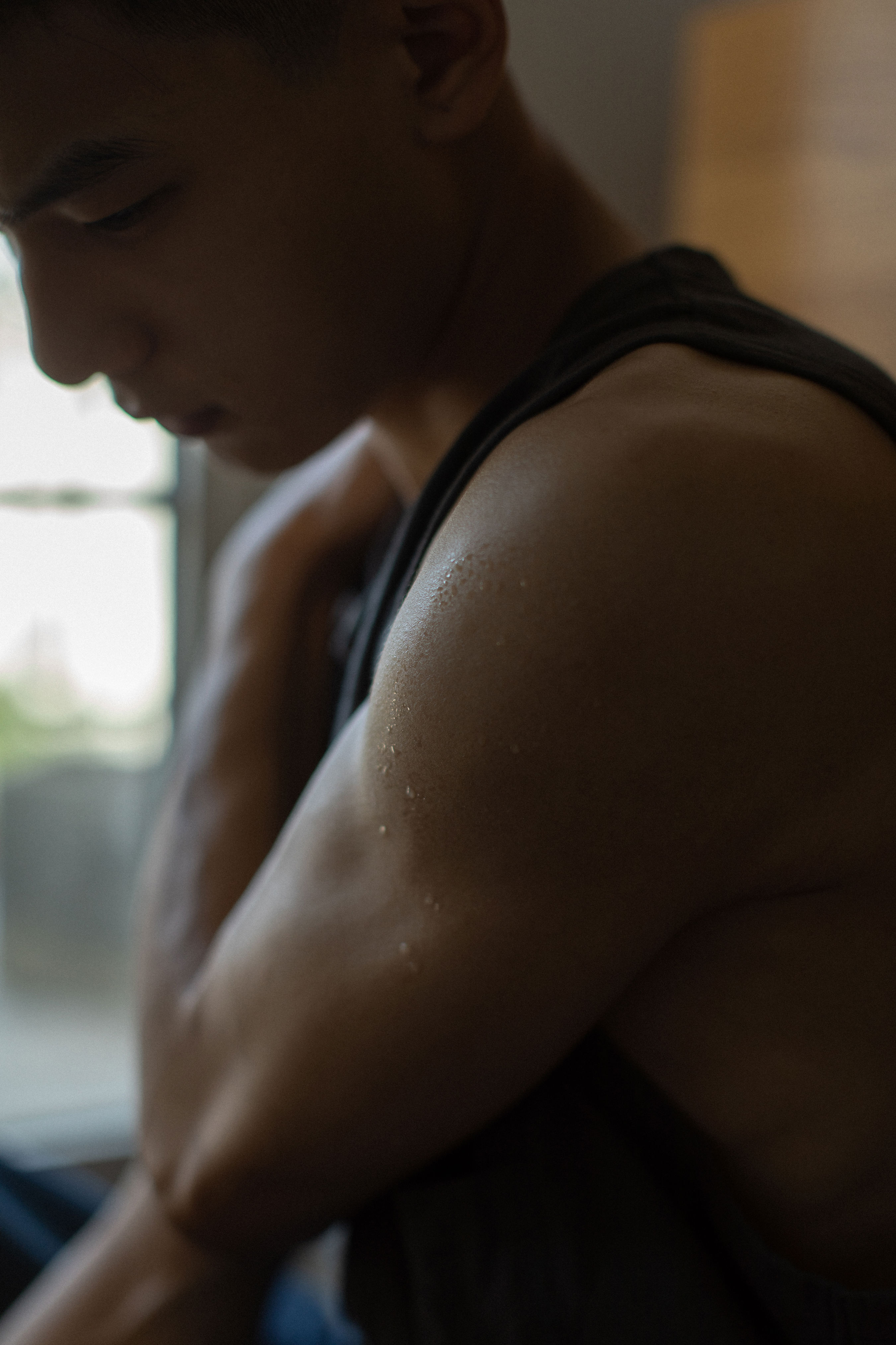 背带裤男孩