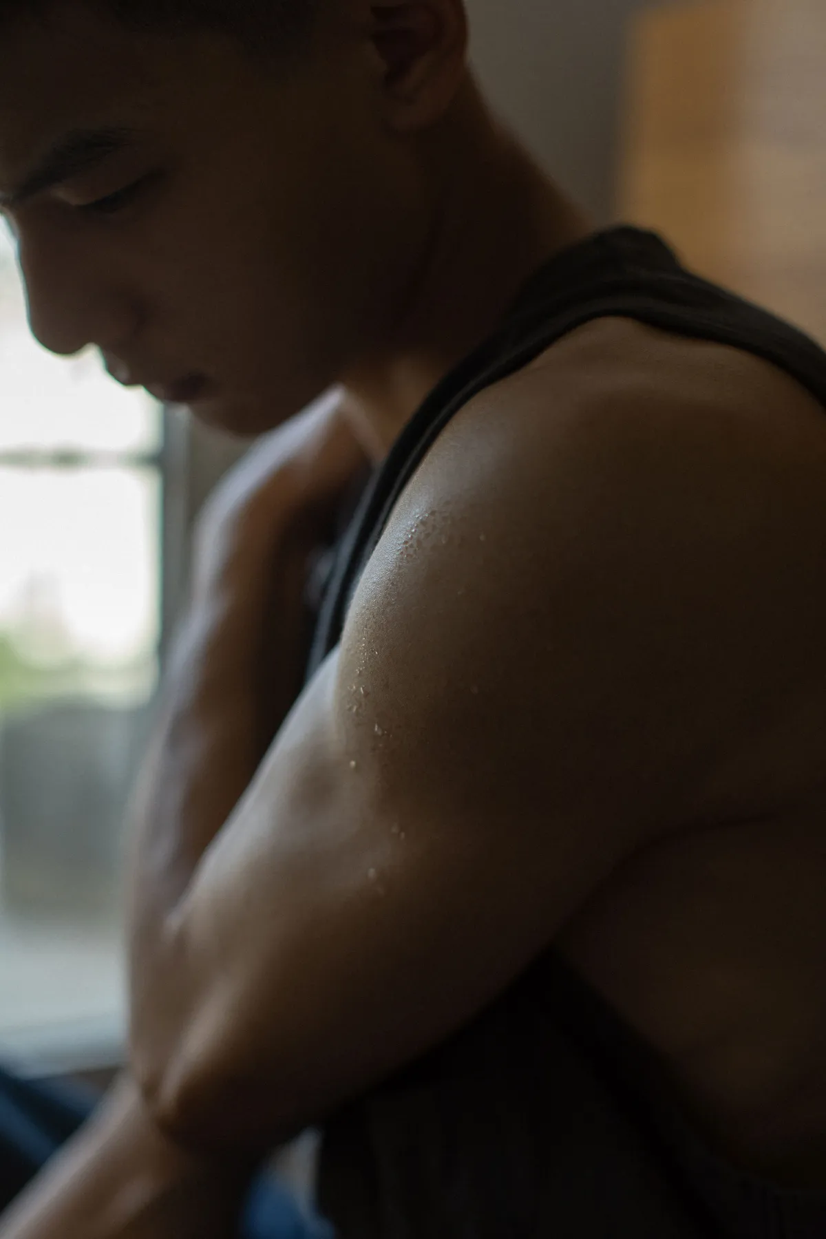 背带裤男孩