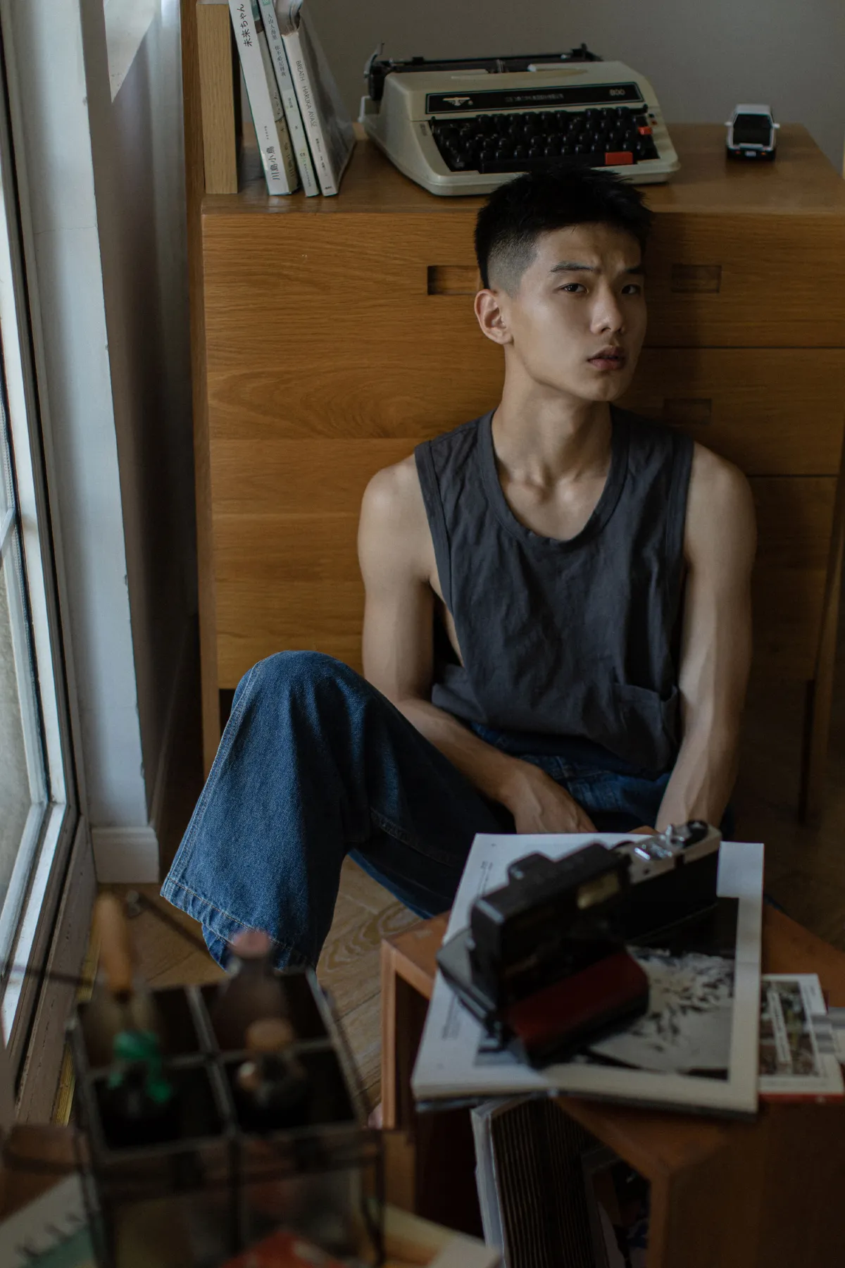 背带裤男孩