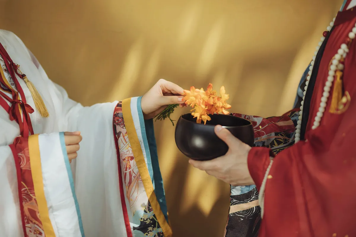 归来说与待花人
