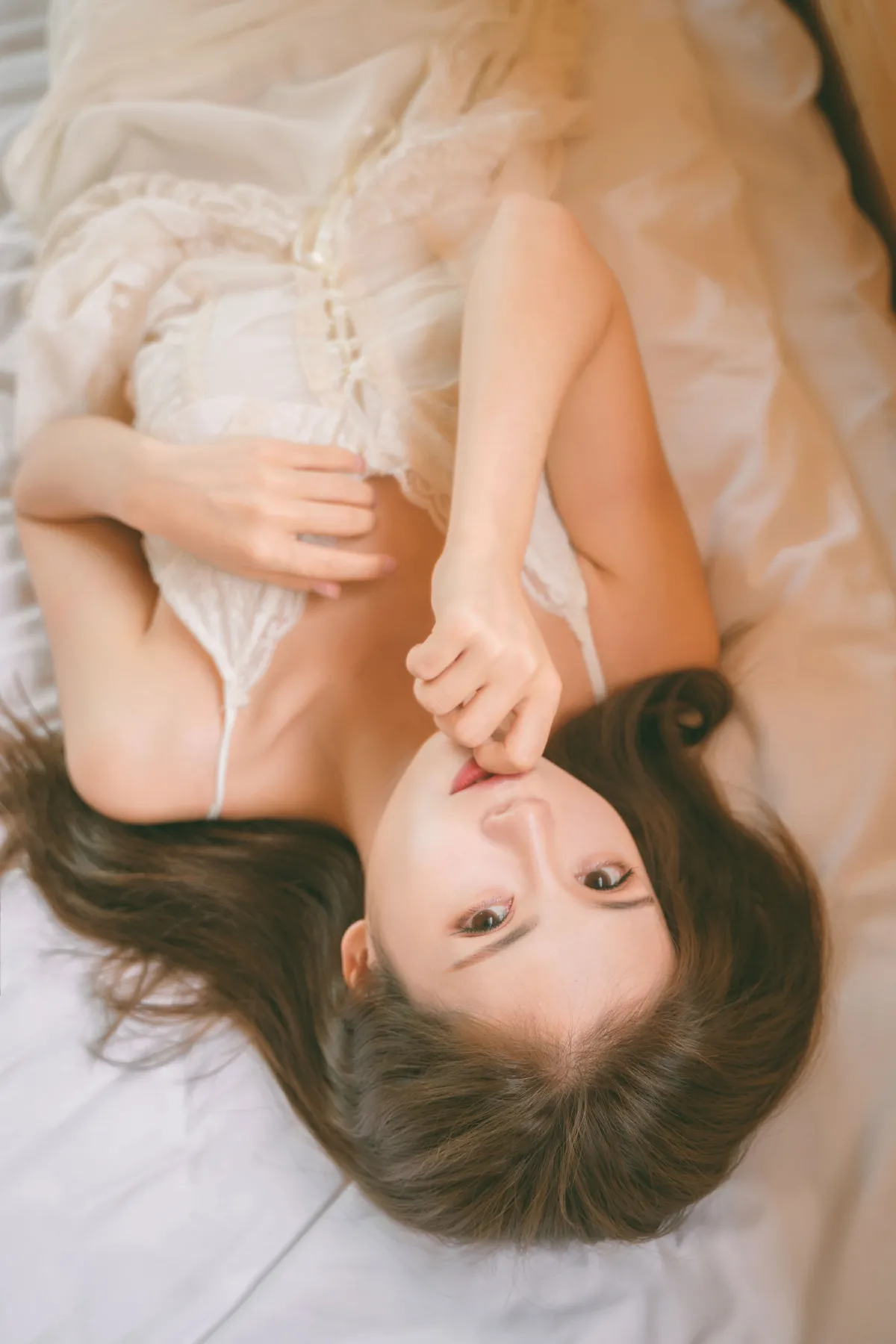 白裙少女
