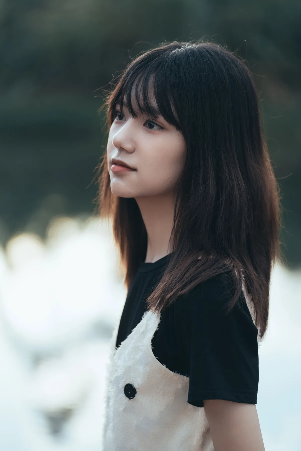 秋游野营，踩着青石过河流