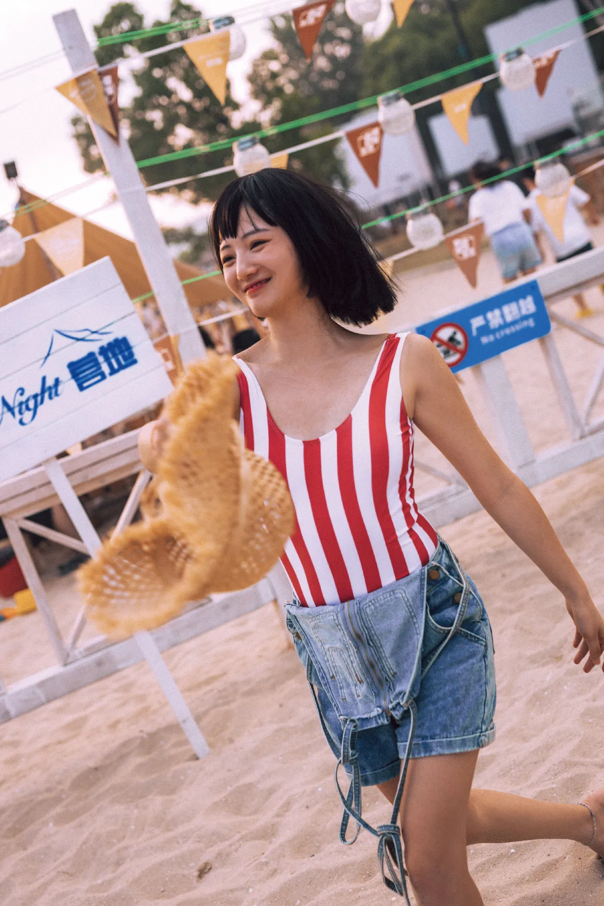 红色沙滩少女1