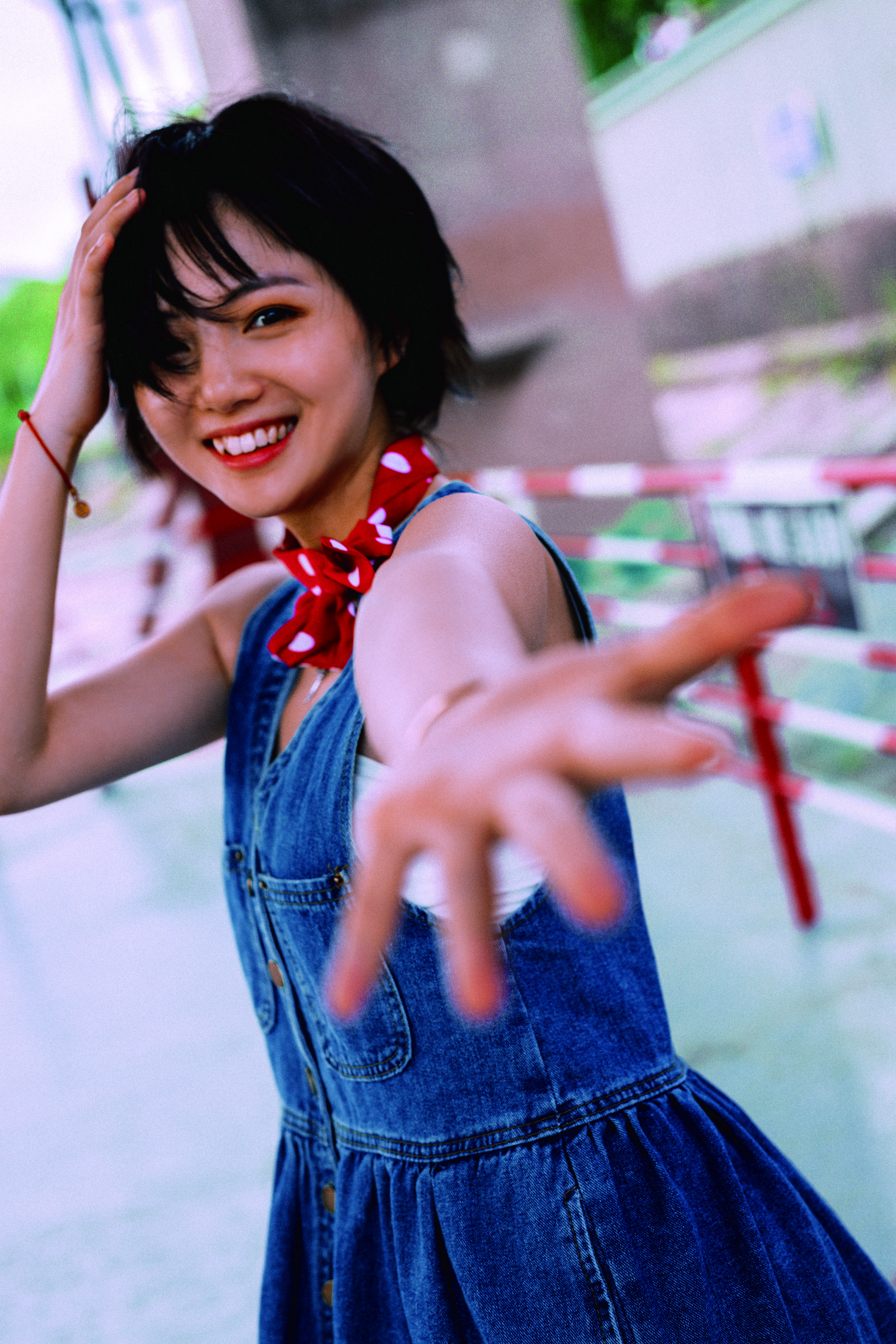 短发女孩