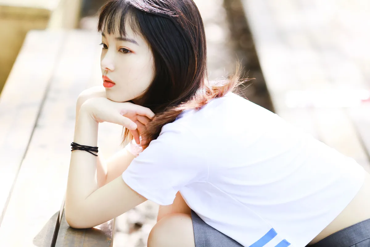 阳光下的运动女孩