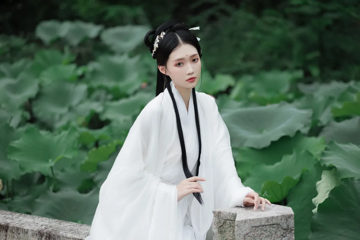 层波潋滟远山横 一笑一倾城