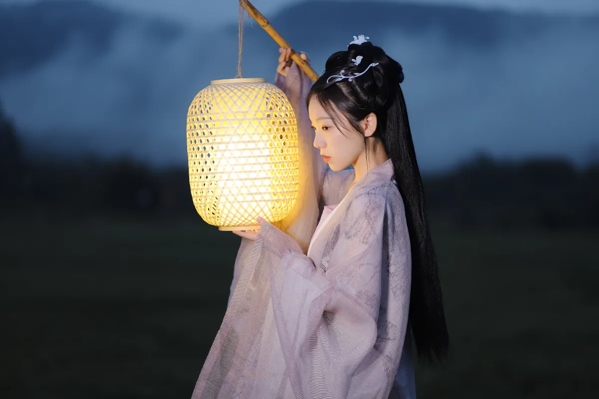 提灯照河山