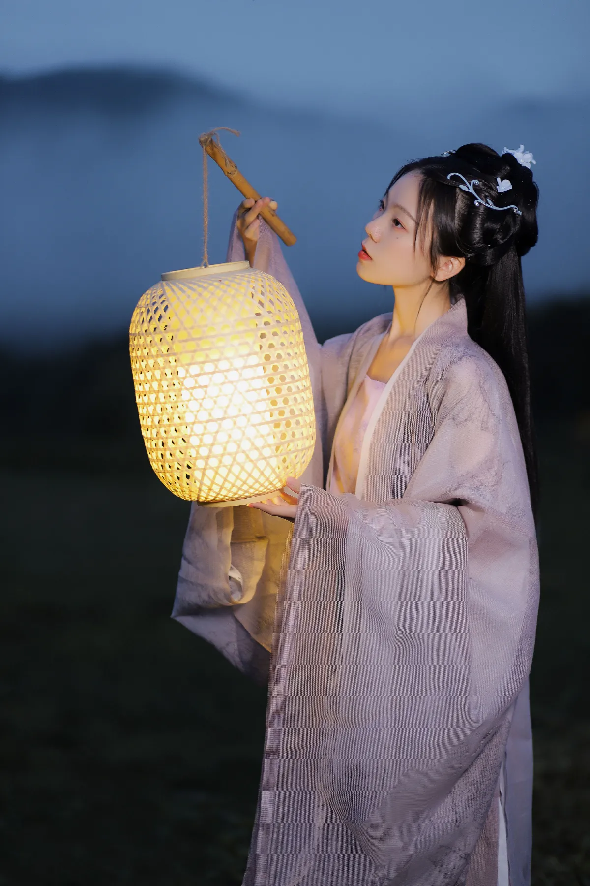 提灯照河山