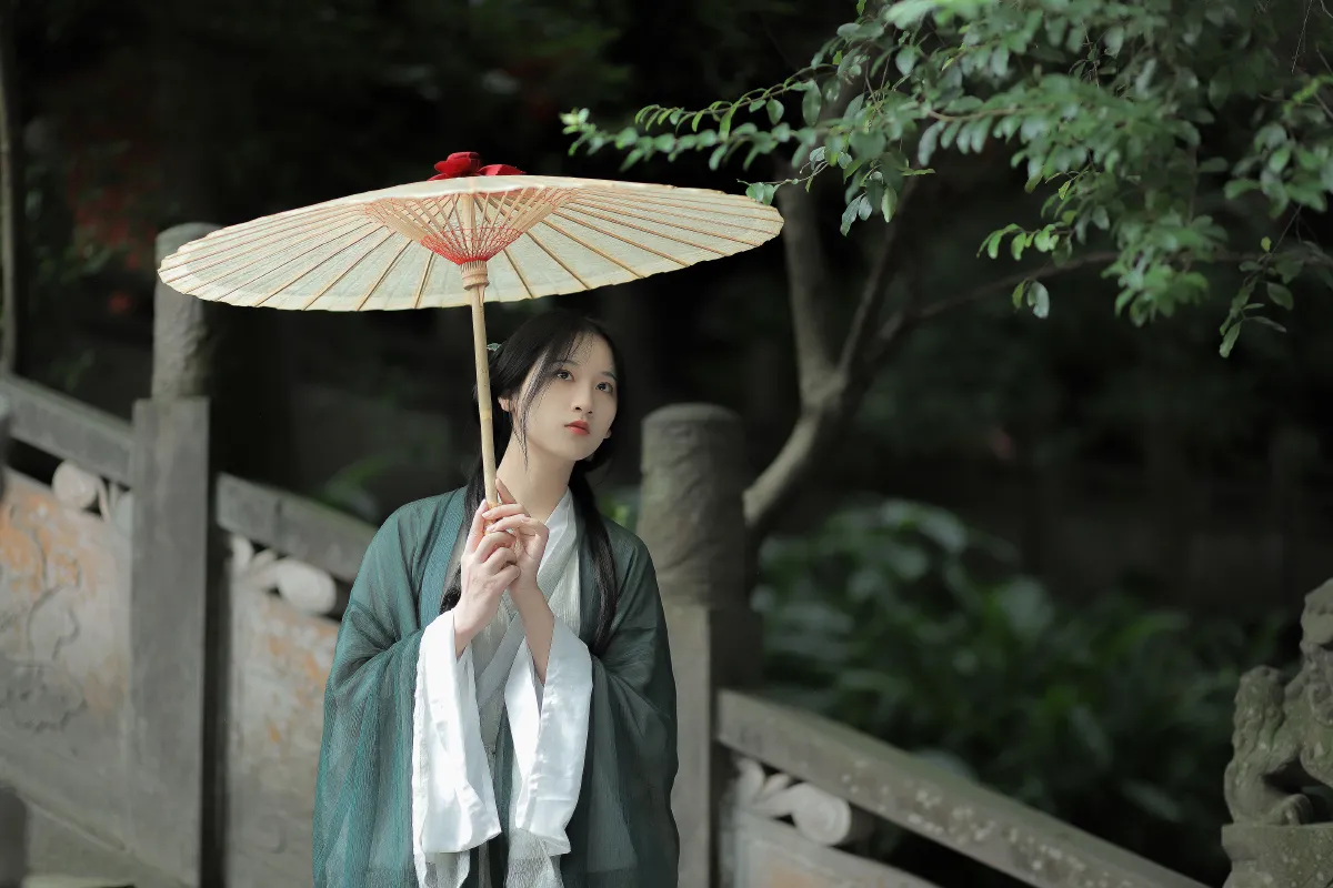 人间忽晚，山河已秋