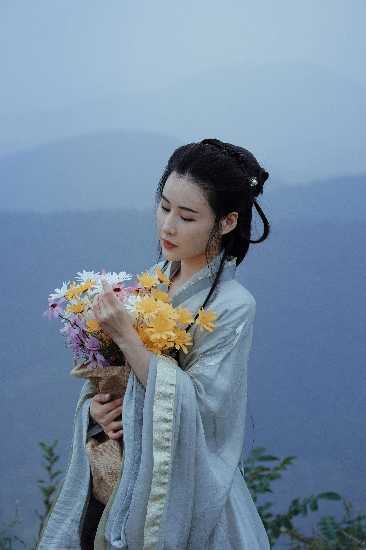 远山无月见秋灯