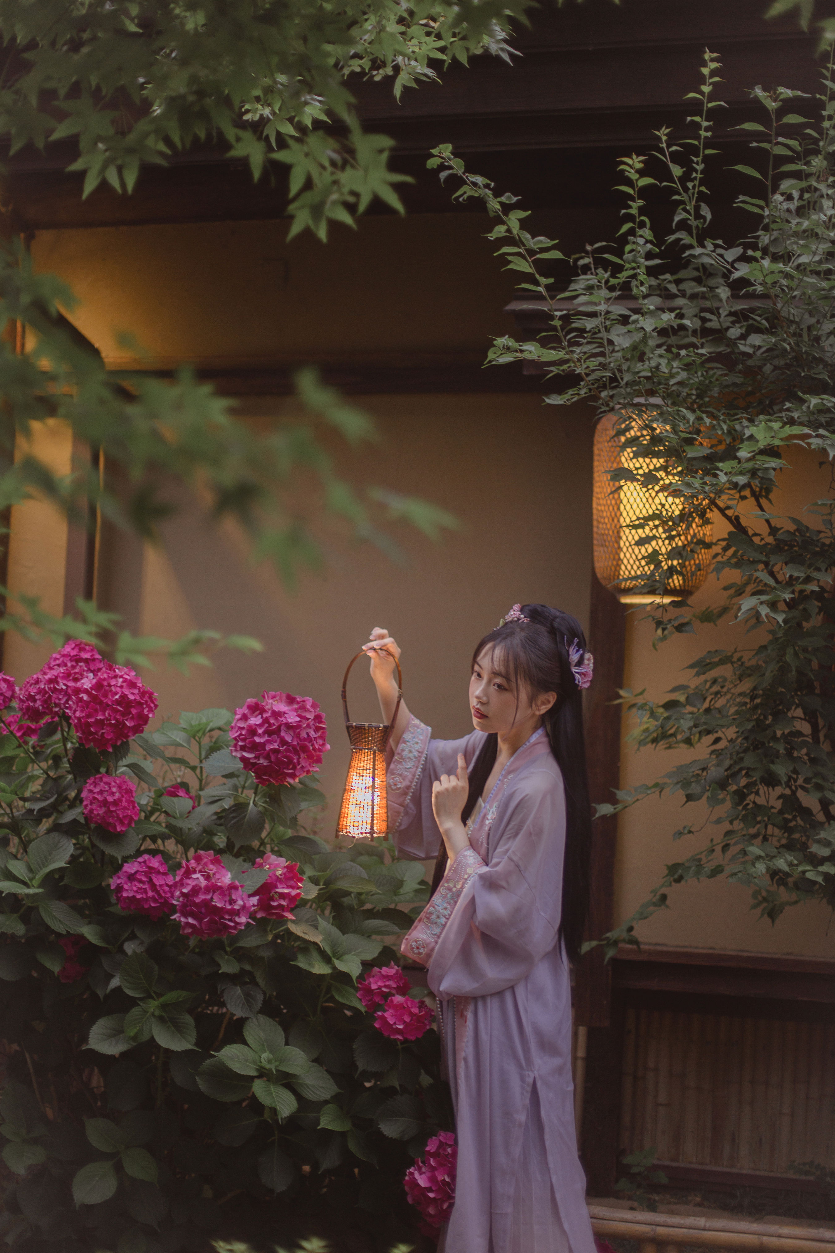 落尽繁花小院幽