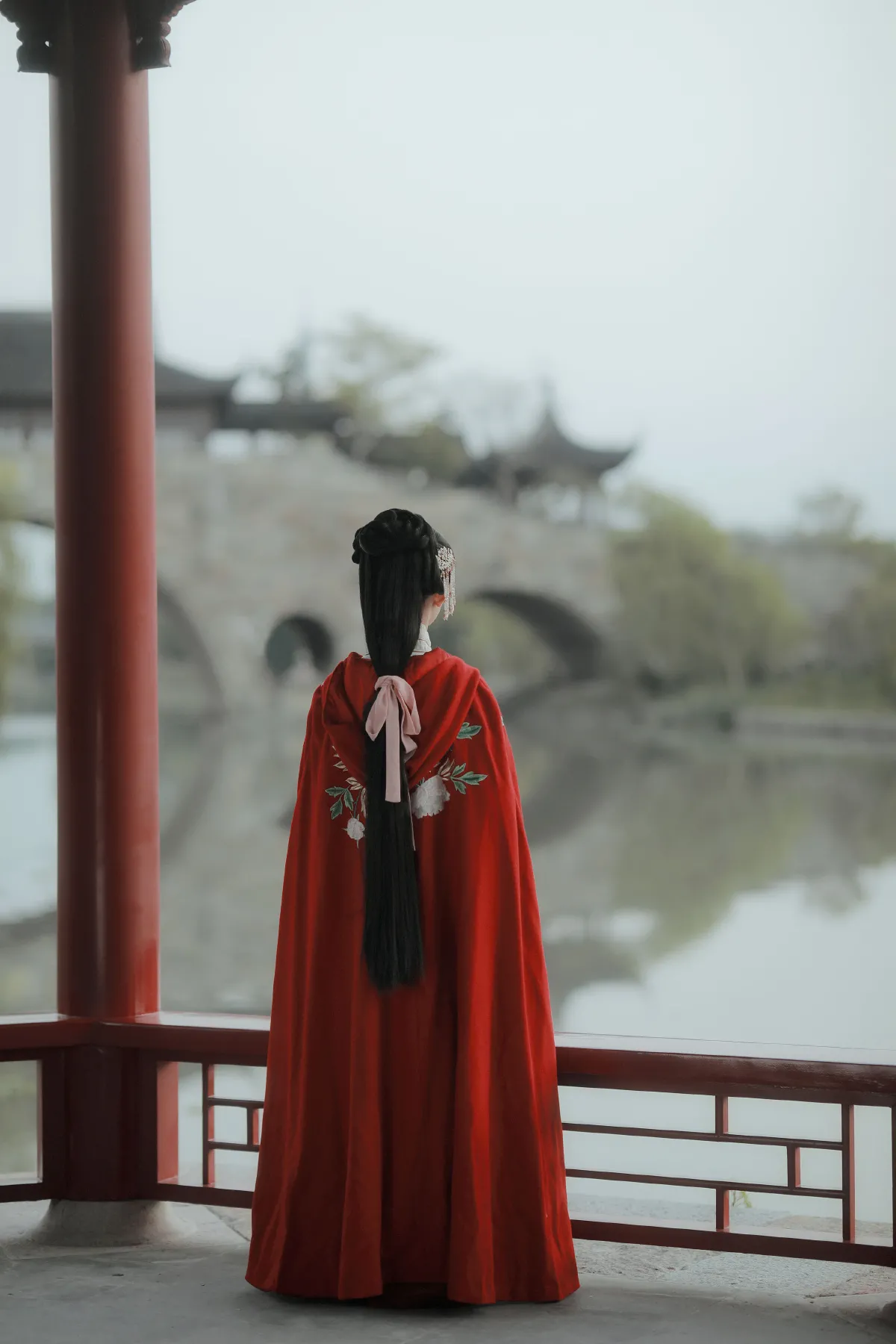 江南好，最好是红衣