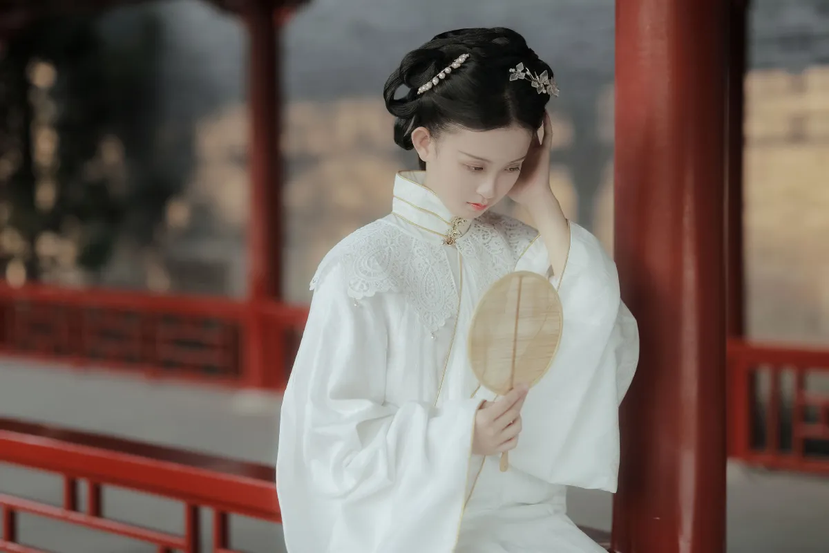 江南好，最好是红衣