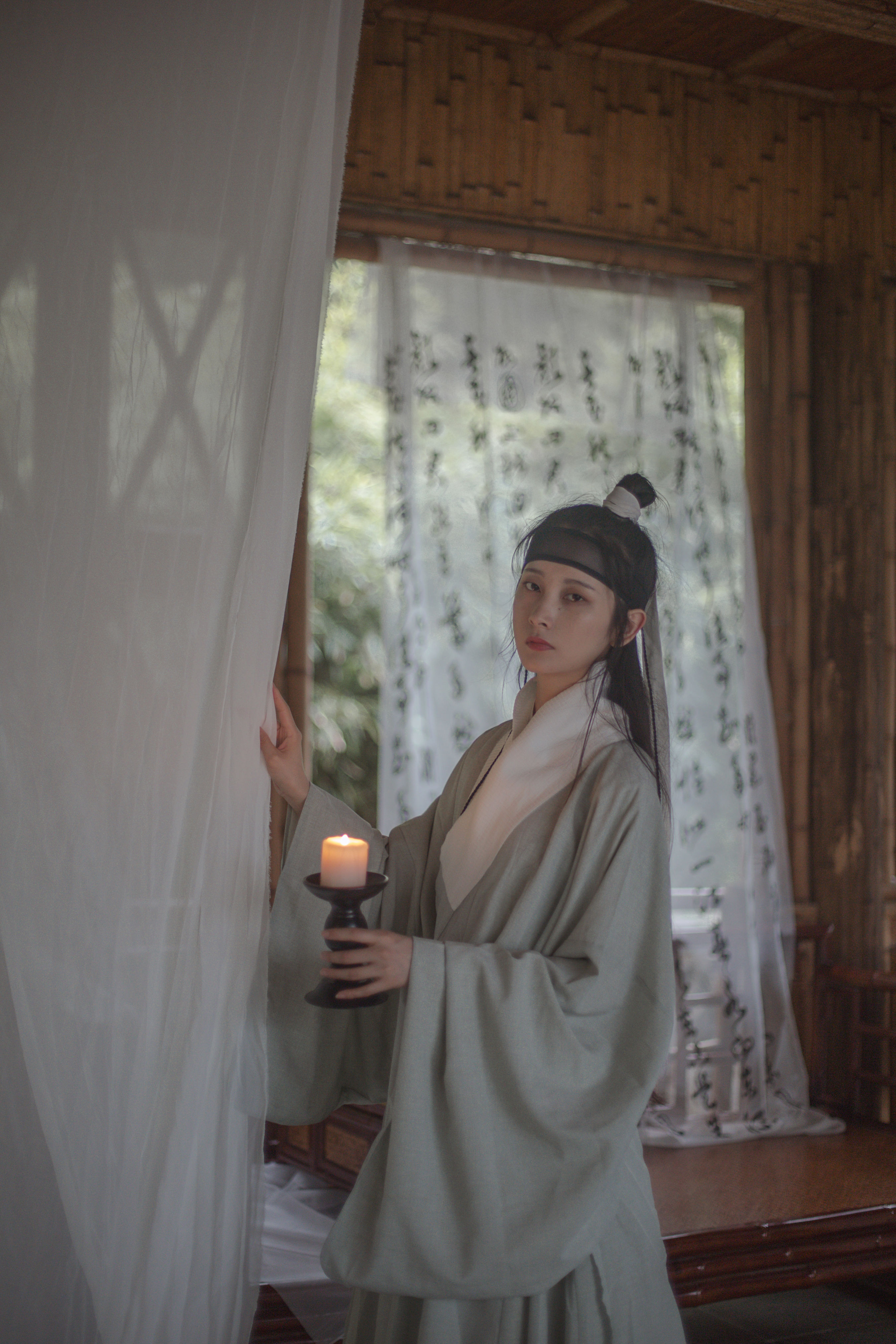 空山松子落，幽人应未眠