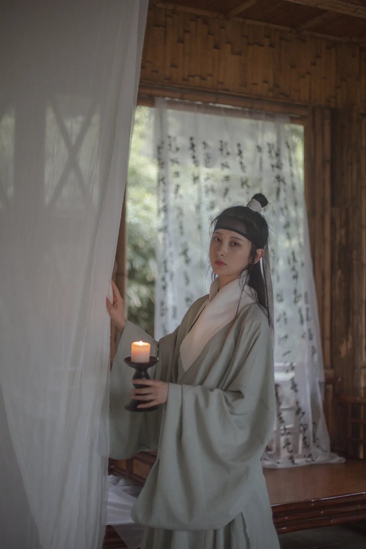 空山松子落，幽人应未眠
