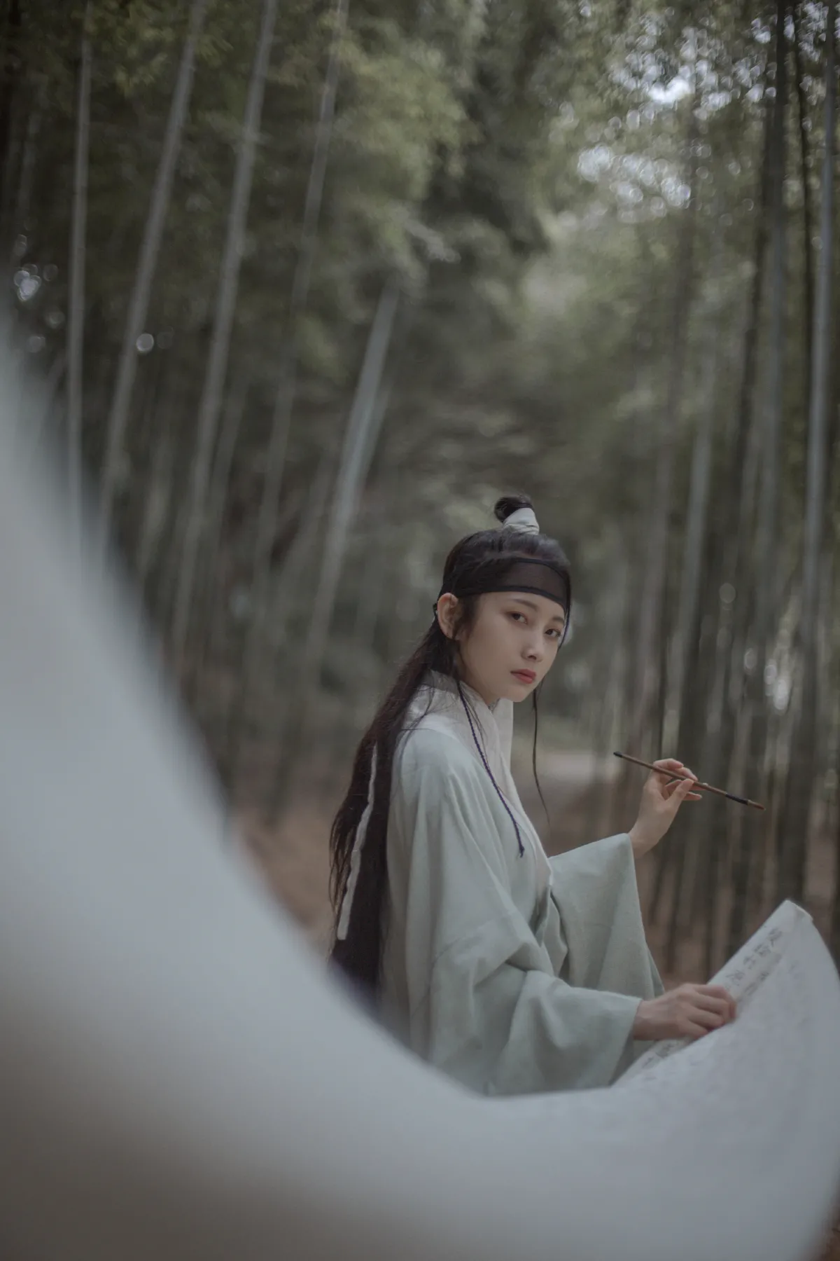 空山松子落，幽人应未眠