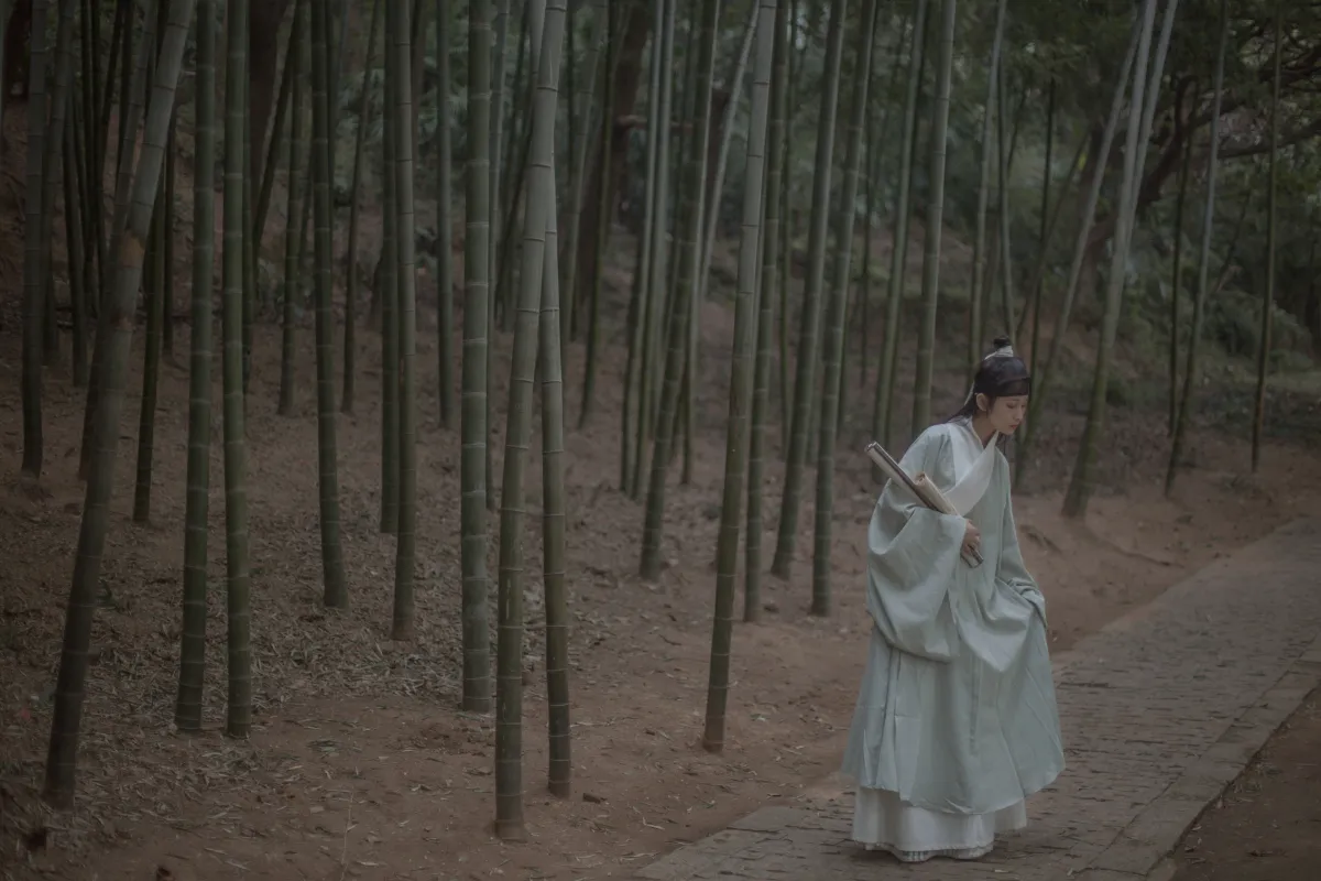 空山松子落，幽人应未眠