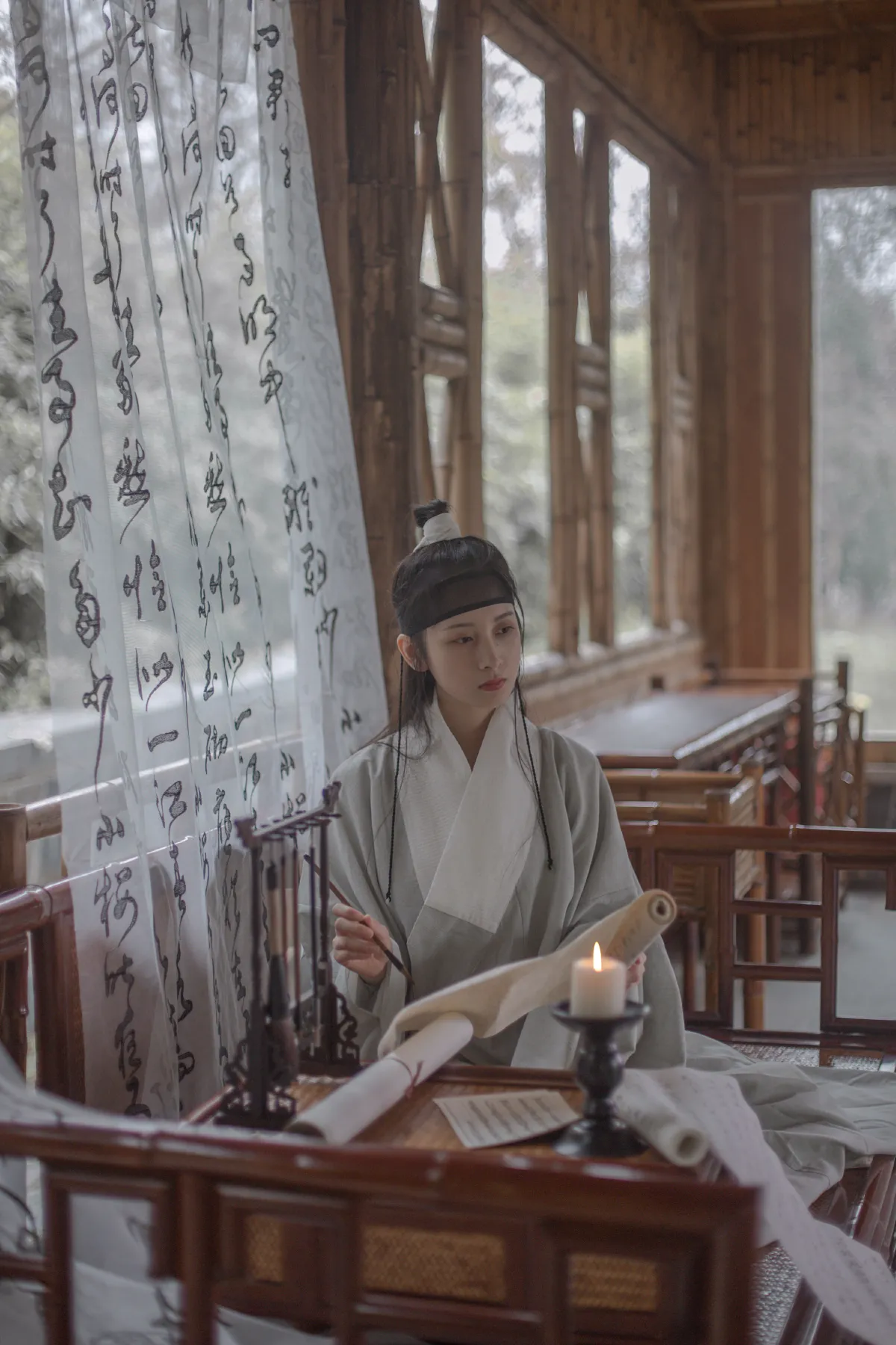 空山松子落，幽人应未眠
