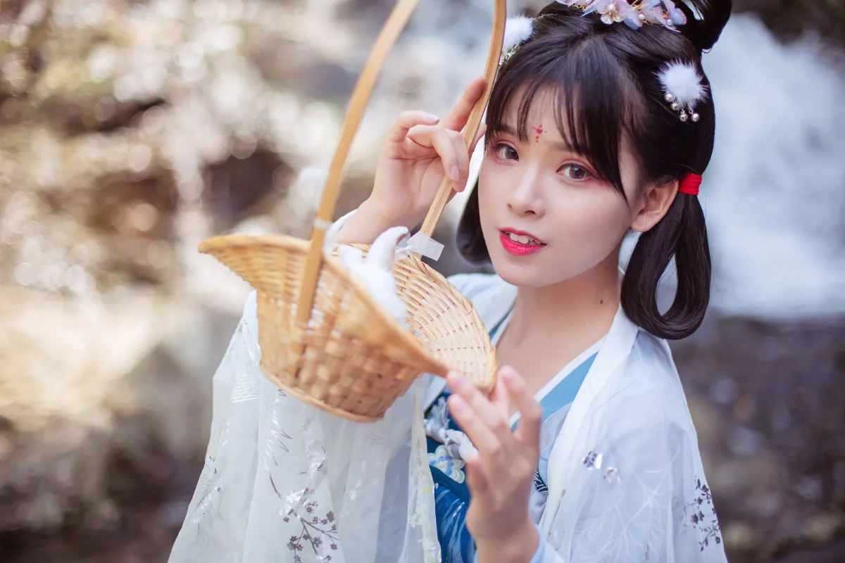 山气日夕佳，飞鸟相与还