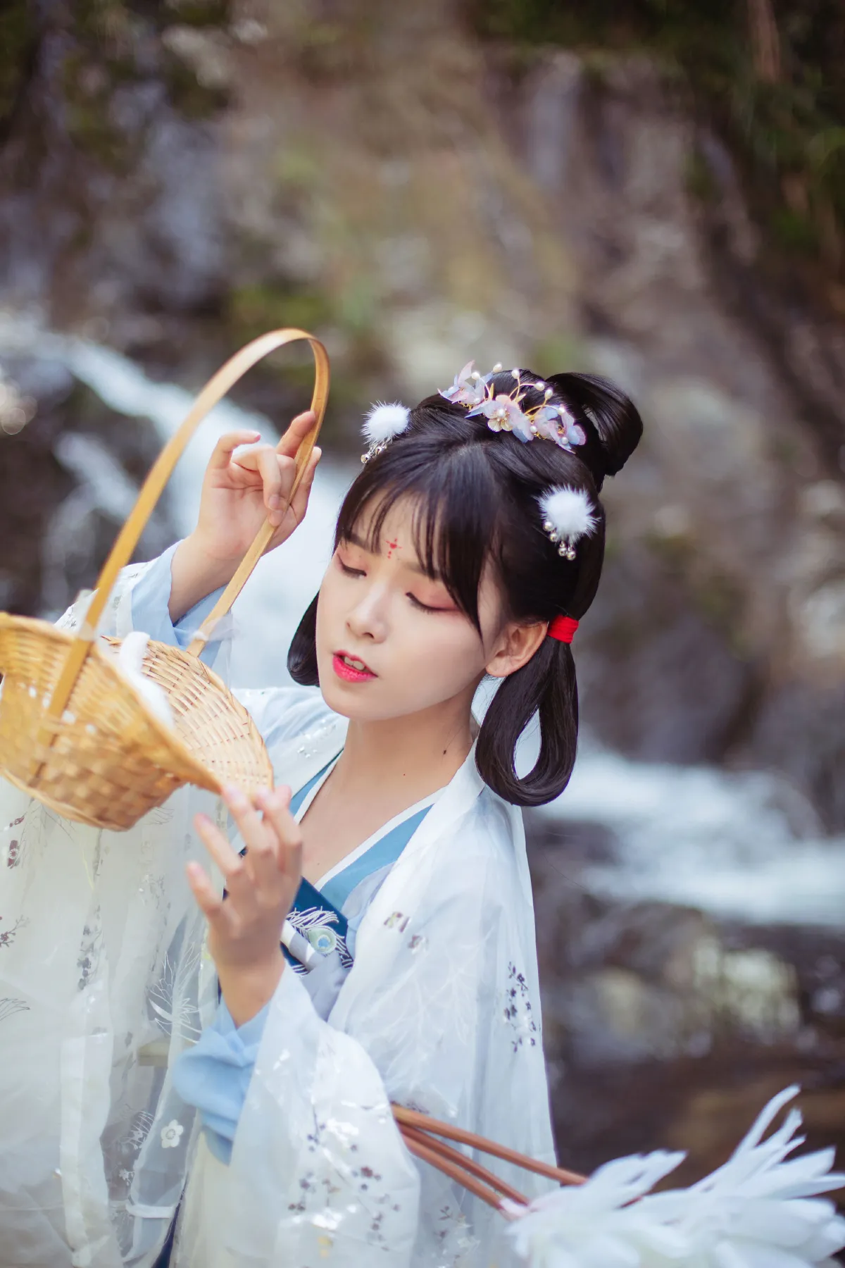 山气日夕佳，飞鸟相与还